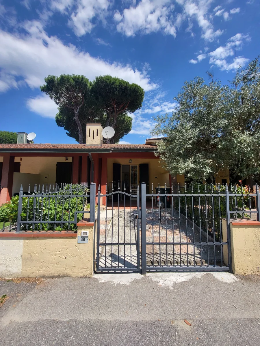 VILLETTA BILOCALE INDIPENDENTE CON AMPIO GIARDINO E POSTO AUTO - LIDO DEGLI ESTENSI VIA DANTE 38